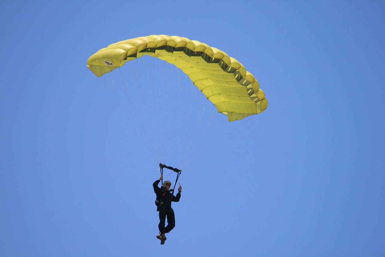 Skok spadochronowy w tandemie – dlaczego warto tego spróbować?