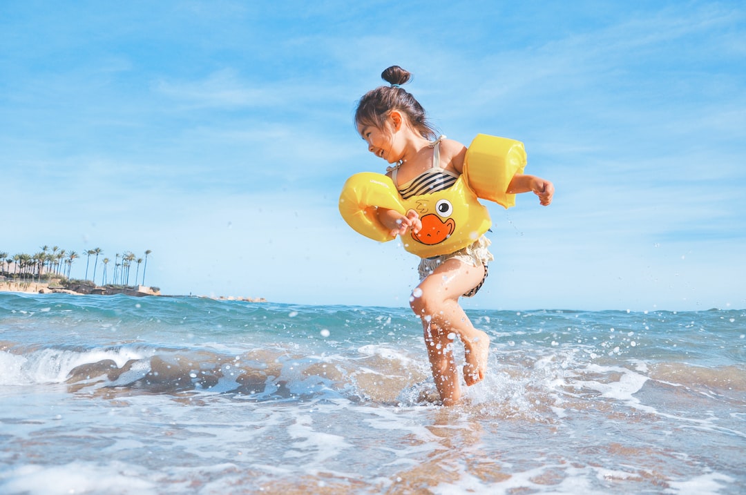 Jak wybrać odpowiedni strój kąpielowy dla dziecka: Praktyczne wskazówki i porady