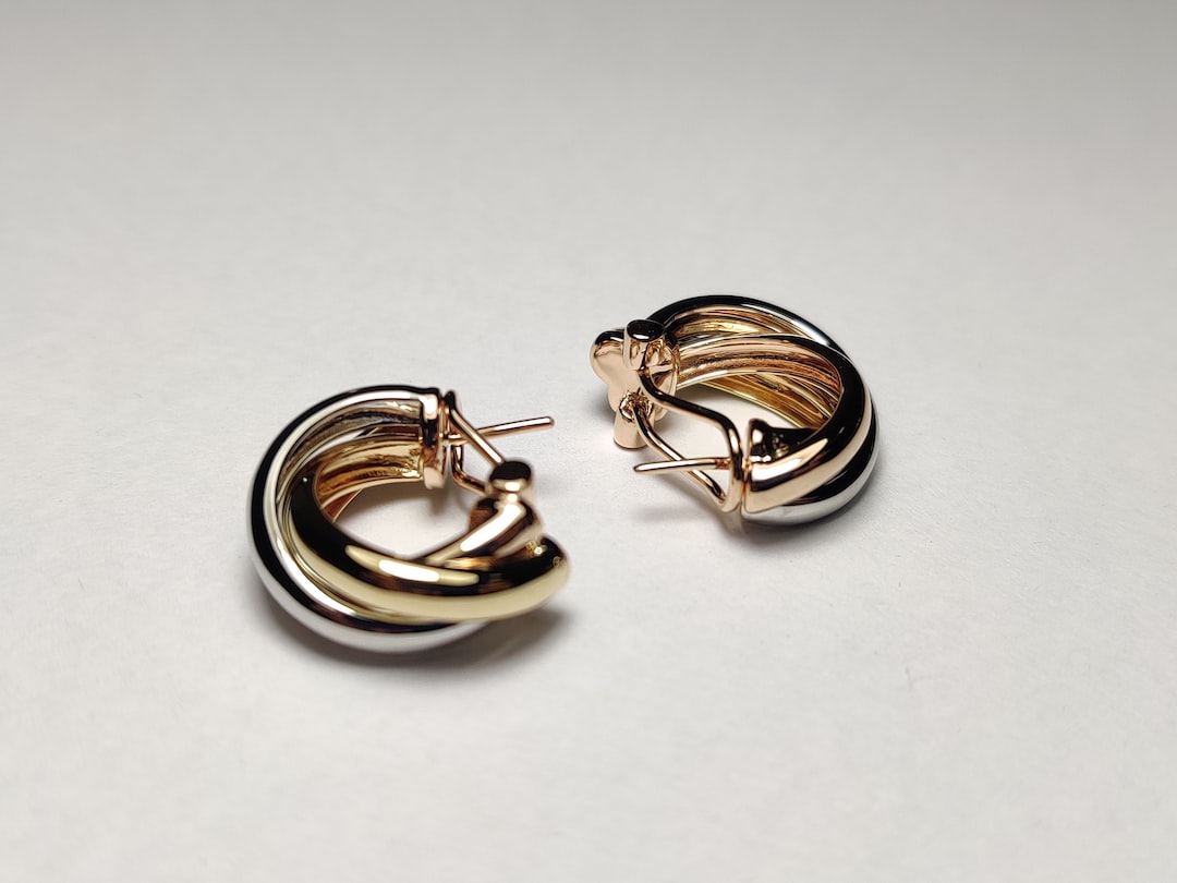 Złote ażurowe kolczyki — subtelny dodatek do Twojej kolekcji biżuterii
