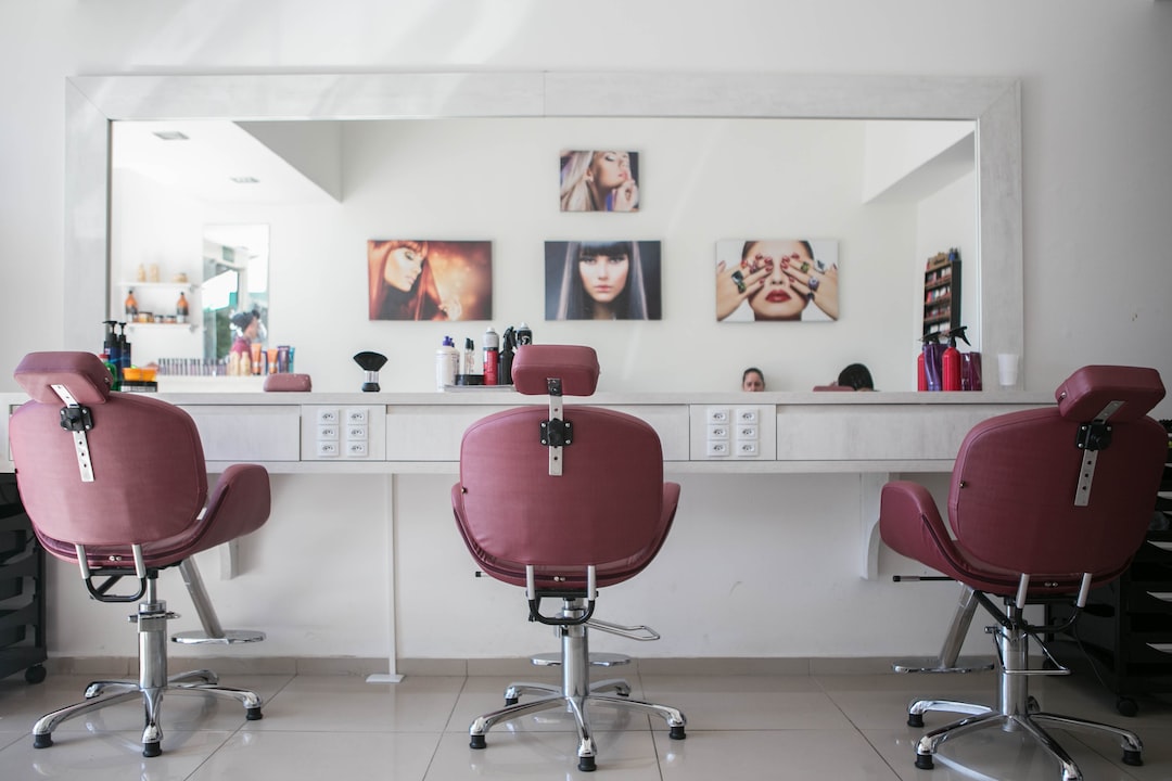 Jak wybrać odpowiednie wyposażenie do salonu kosmetycznego i fryzjerskiego?