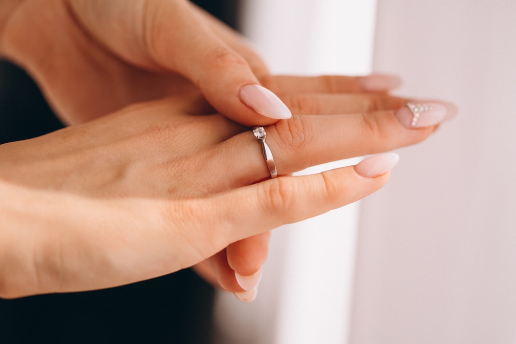 Jak wybrać minimalistyczny pierścionek na co dzień?